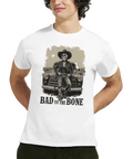 Man bär vit t-shirt med Bad to the Bone motiv och cowboy-skelett