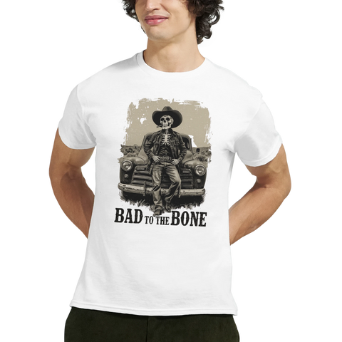 Man bär vit t-shirt med Bad to the Bone motiv och cowboy-skelett