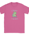 Rosa t-shirt med ironisk grafik föreställande en dinosaurie som fått nog