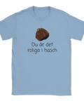 Ljusblå t-shirt med popart-illustration av en haschbit och humoristisk text