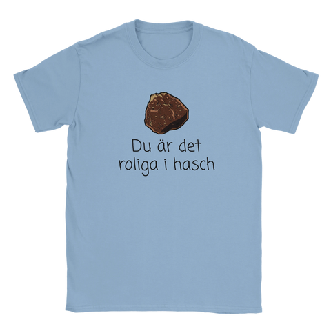 Ljusblå t-shirt med popart-illustration av en haschbit och humoristisk text