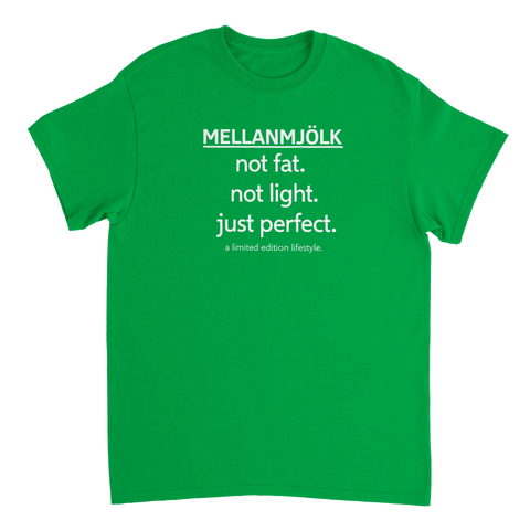 Mellanmjölk "not fat, not light, just perfect" text på grön t-shirt.