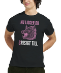 Man i svart t-shirt med rosa vildsvinsmotiv och humoristiskt citat