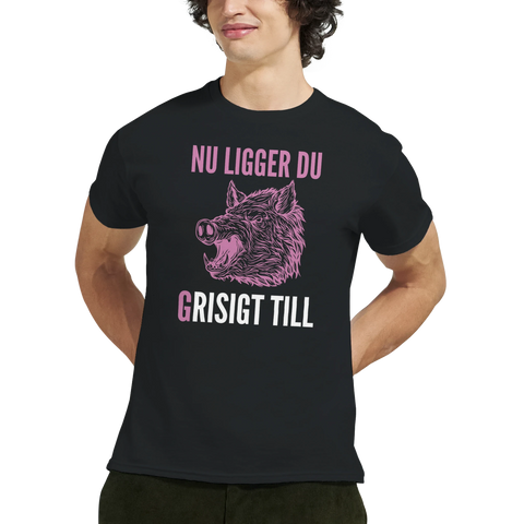 Man i svart t-shirt med rosa vildsvinsmotiv och humoristiskt citat