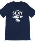 I'm Sexy and I Mow It" tryck med åkgräsklippare på marinblå t-shirt.