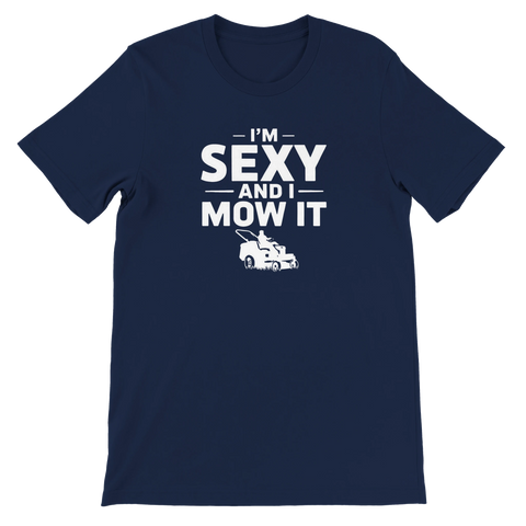 I'm Sexy and I Mow It" tryck med åkgräsklippare på marinblå t-shirt.