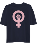 Feministisk symbol med knuten näve i rosa på mörkblå oversized t-shirt för dam.