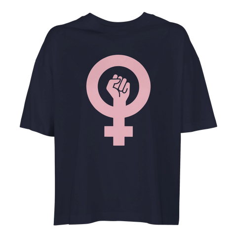Feministisk symbol med knuten näve i rosa på mörkblå oversized t-shirt för dam.