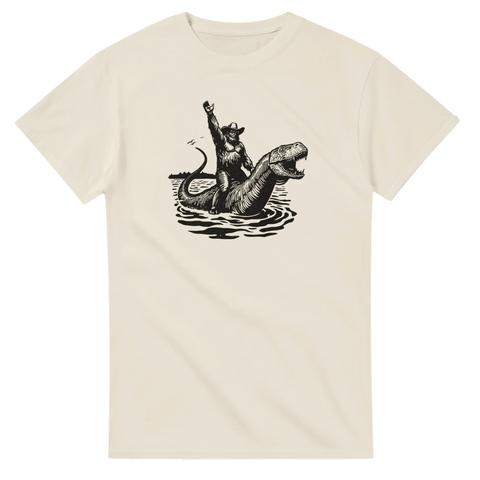 grafisk t-shirt med bigfoot som slåss mot sjöodjur