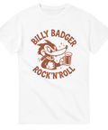 Vit t-shirt med tecknade Billy Badger som höjer en öl och texten ”Rock’n’Roll” – perfekt för rockare och festfolk.