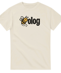 Naturvit t-shirt med tecknad gul-svart bi och texten “olog” – ordvits som tillsammans blir Biolog.