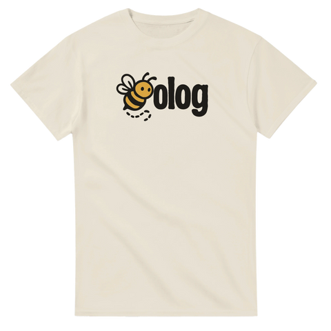 Naturvit t-shirt med tecknad gul-svart bi och texten “olog” – ordvits som tillsammans blir Biolog.