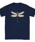 T-shirt med detaljrik illustration av en blågrön trollslända med glittrande kropp och vingar