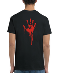 Svart t-shirt med stort rött blodigt handavtryck på ryggen – perfekt för halloween och skräcktema.