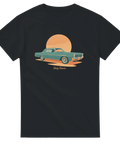 T-shirt med motiv av en Pontiac Bonneville i solnedgång, perfekt för raggare och fans av amerikanska klassiska bilar