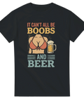 Svart t-shirt med humoristiskt motiv och texten ”It Can’t All Be Boobs and Beer”, perfekt för fest och svensexa.