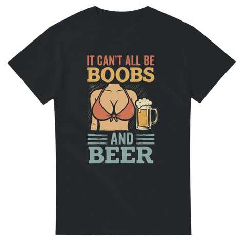 Svart t-shirt med humoristiskt motiv och texten ”It Can’t All Be Boobs and Beer”, perfekt för fest och svensexa.