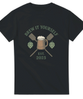 Svart t-shirt med retrotryck ”Brew It Yourself” och ölsejdel med humlekottar.