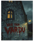 Närbild på en mörk kyrkvägg av sten med en gatlykta som lyser upp ett motiv av röd graffiti och ett upplyst valvformat fönster.