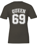 Vit text "QUEEN 69" med dubbel kontur i college-stil på mörkgrå t-shirt, sportig design.