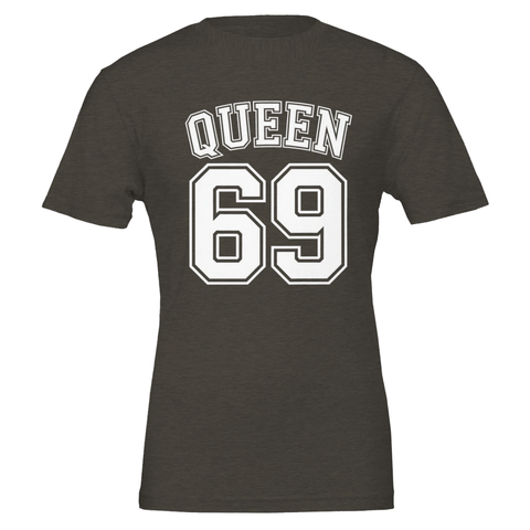 Vit text "QUEEN 69" med dubbel kontur i college-stil på mörkgrå t-shirt, sportig design.