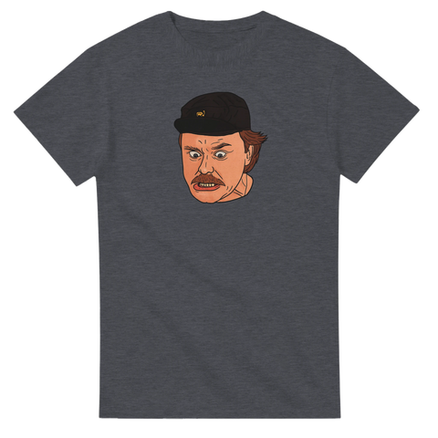 Eddie Ståååårrs ansikte med keps och förvånat uttryck på mörkgrå t-shirt.