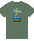 Glad regnbågsfärgad paraply med text "ÄNTLIGEN SVENSK SOMMAR" på grön t-shirt.