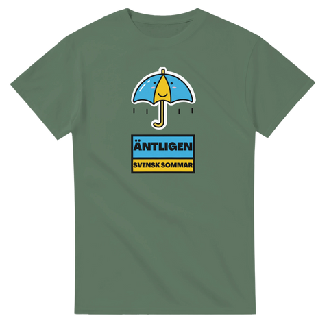 Glad regnbågsfärgad paraply med text "ÄNTLIGEN SVENSK SOMMAR" på grön t-shirt.