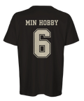 T-shirt med sportigt siffertryck och texten Min Hobby på ryggen