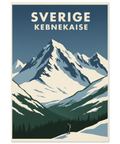 Retro illustration av Kebnekaise med snötäckta bergstoppar, grön granskog och en vandrare under en blå himmel.