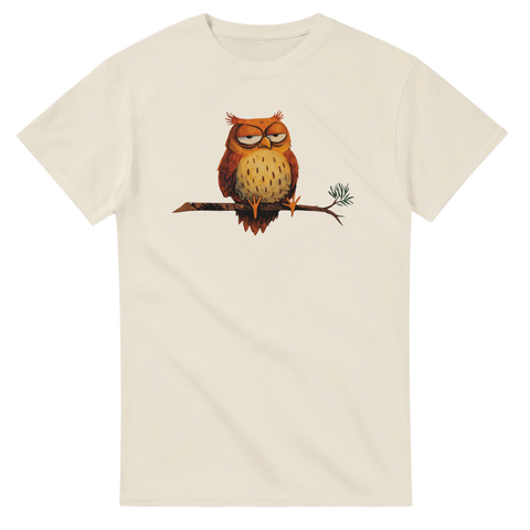 Illustrerad sur uggla på gren – beige t-shirt med djurmotiv