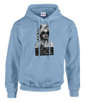 Marilyn Monroe-inspirerad kvinna med solglasögon, rött läppstift och texten "Ingen jävel" på ljusblå hoodie.