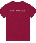 I Just Work Here" texttryck i vitt på vinröd t-shirt.