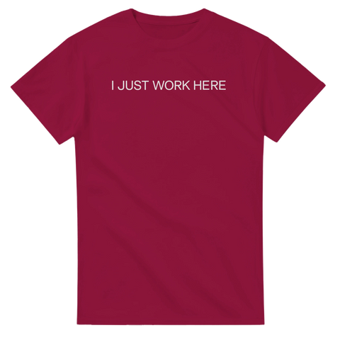 I Just Work Here" texttryck i vitt på vinröd t-shirt.