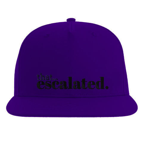 Lila snapback-keps med broderad text That Escalated i svart