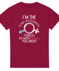 Färgglad transsymbol med kaxig text om media på vinröd t-shirt