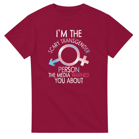 Färgglad transsymbol med kaxig text om media på vinröd t-shirt