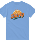 Orange Shirty-logga med soluppgång över apelsinskiva på ljusblå t-shirt.