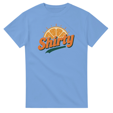 Orange Shirty-logga med soluppgång över apelsinskiva på ljusblå t-shirt.