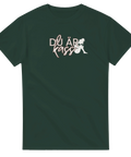 Du är kass" text och sittande kvinna på mörkgrön t-shirt.