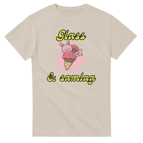 Sandfärgad t-shirt med en absurd illustration av en rosa kaninglass i våffla