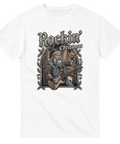 Rockigt julmotiv med tomte som spelar gitarr på en vit t-shirt