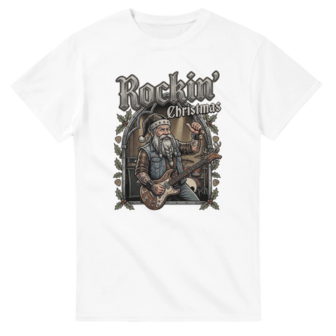 Rockigt julmotiv med tomte som spelar gitarr på en vit t-shirt