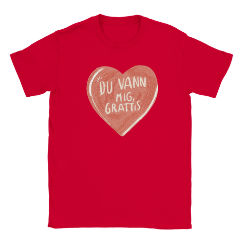 Röd t-shirt med ett stort hjärta som bär ett ärligt statementbudskap