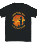 T-shirt med färgstarkt motiv av barn som fiskar vid en solnedgång och texten "Sportfiskare sedan barnsben" – för fiskeentusiaster och nostalgiker

