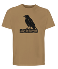 Illustration av en korp med statement-text tryckt på sandfärgad t-shirt