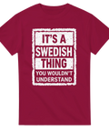 It's a Swedish Thing" texttryck i vitt med grunge-effekt på en mörkröd t-shirt.