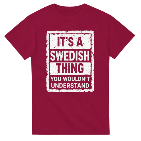 It's a Swedish Thing" texttryck i vitt med grunge-effekt på en mörkröd t-shirt.