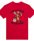 Röd t-shirt med en hjort, flaska och texten ”Det blev bara ren sprit – men hjort är hjort”.