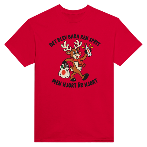 Röd t-shirt med en hjort, flaska och texten ”Det blev bara ren sprit – men hjort är hjort”.